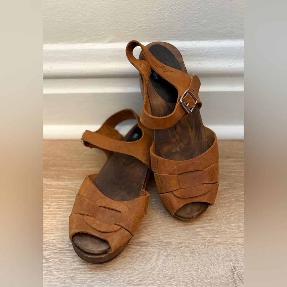 Lotta Peep Toe Brown Clogs in Oiled Nubuck on Brown Base